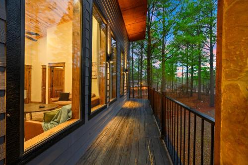 Smokin Buck Cozy Woodland With Spa & Firepit Smokin Buck Cozy Woodland With Spa & Firepit