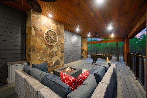 Smokin Buck Cozy Woodland With Spa & Firepit Smokin Buck Cozy Woodland With Spa & Firepit
