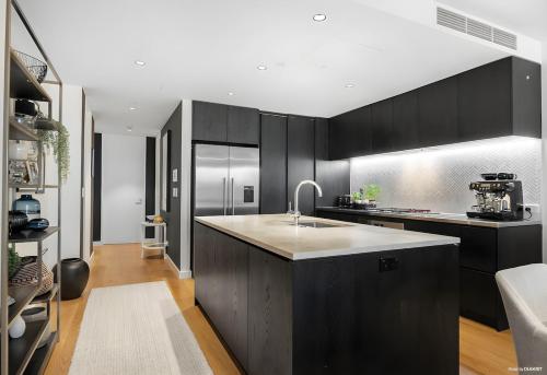 Upscale Abode In Prime Location - Free Parking