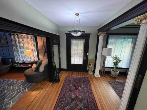 4 BR Luxurious-Gem Mansion in Heart of Denver – khách sạn tại Đồi Capitol