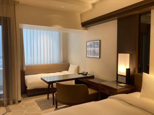 Premier Twin Room image 10