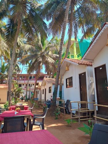 Love paradice huts in Arambol Beach