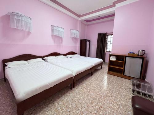 3 double beds