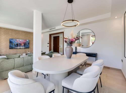VACATION MARBELLA I The Sovereign Penthouse New Furniture Gated Complex Large Communal Pool 24h Security 5min to Puerto Banus - image 3