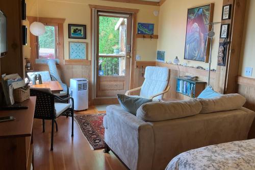 Blitz Beach House Oceanside Suite in Powell River, Canada