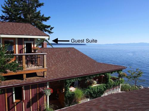 Blitz Beach House Oceanside Suite in Powell River, Canada