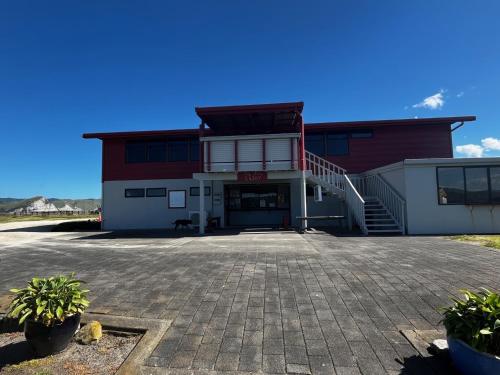 Spectacular beachfront holiday home in Mahia