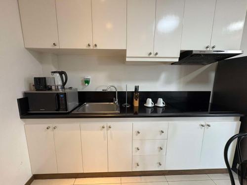 Sheryll Escapes - La Grande Penthouse 1 bedroom with private jacuzzi & Netflix! 3