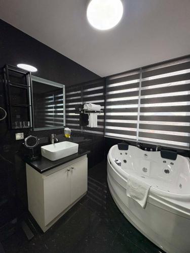 Sheryll Escapes - La Grande Penthouse 1 bedroom with private jacuzzi & Netflix! 4