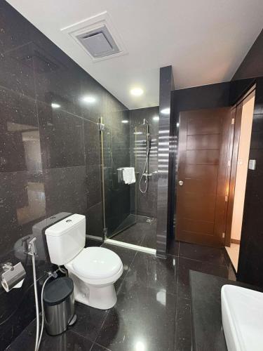 Sheryll Escapes - La Grande Penthouse 1 bedroom with private jacuzzi & Netflix! 5