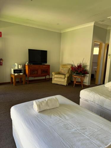 lake clifton tavern and motel in Herron