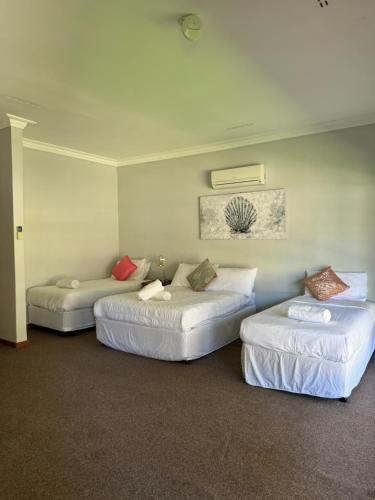 lake clifton tavern and motel in Herron