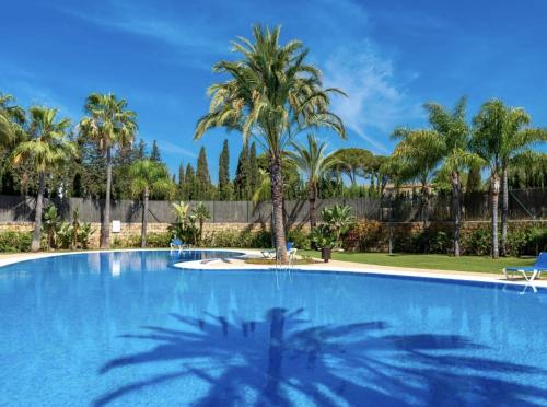 VACATION MARBELLA I The Sovereign Penthouse New Furniture Gated Complex Large Communal Pool 24h Security 5min to Puerto Banus - image 2