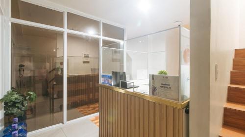 ล็อบบี้, Cozy Cove Inn by RedDoorz in บาโกลอด (เนกรอส ออคซิเดนทัล)