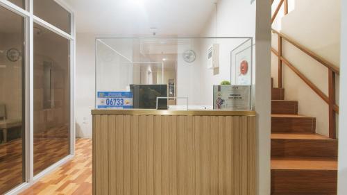 ล็อบบี้, Cozy Cove Inn by RedDoorz in บาโกลอด (เนกรอส ออคซิเดนทัล)