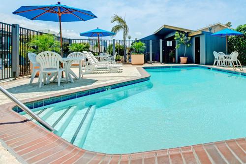 Swimming pool, Travelodge by Wyndham LAX in Los Angeles (CA)