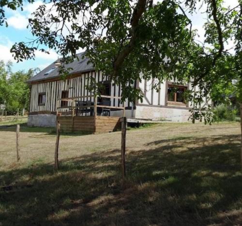 Hotelli välisilme, Le Cottage des Trotteurs - Vue - Calme - Gîte équestre (Le Cottage des Trotteurs - Vue - Calme - Gite equestre) in Fresnay-le-Samson