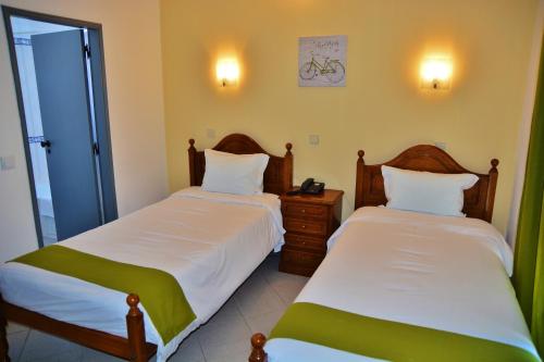 Twin Room image 7