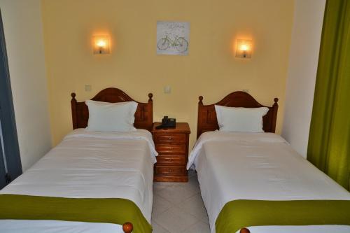 Twin Room image 5