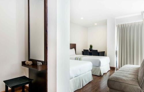 โรงแรมเดอะ ฟีนิกซ์ กรุงเทพฯ (The Phoenix Hotel Bangkok) near วัดลาดกระบัง