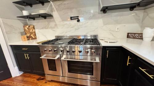 Midnight Sanctuary at Mystic Falls - 3 Bedrooms and 2 Bathrooms 1 Mile from Clocktower, Mystic Grill and the Square