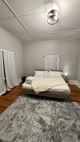 Midnight Sanctuary at Mystic Falls - 3 Bedrooms and 2 Bathrooms 1 Mile from Clocktower, Mystic Grill and the Square