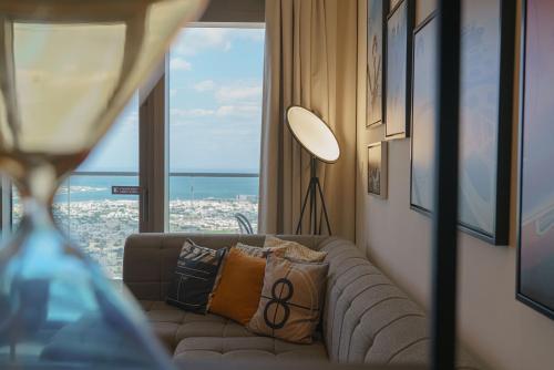 Apartment on High Floor with Burj Khalifa View and Infinity Pool, Dubai (photo 4)