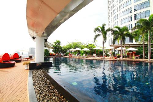 Swimming pool, Centara Grand at Central World Hotel in Siam