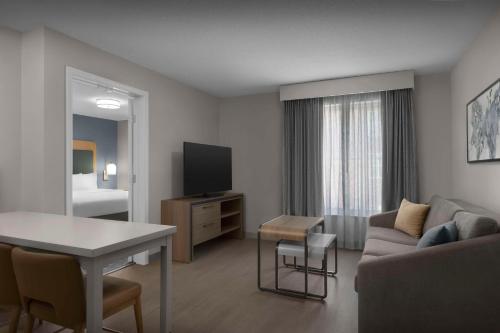 1 king bed, 1 sofa bed