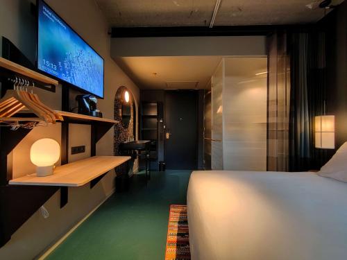 room detail thumbnail 2