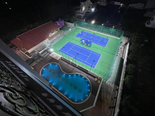 Tennis court, Rex Hotel - by BAY LUXURY in Train Station