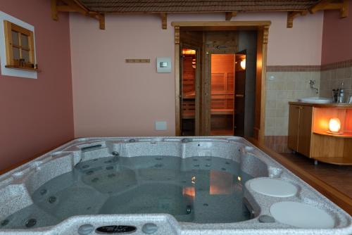 Джакузі, Country House Apat in Состайн