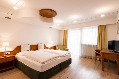 1 queen bed, 2 sofa beds