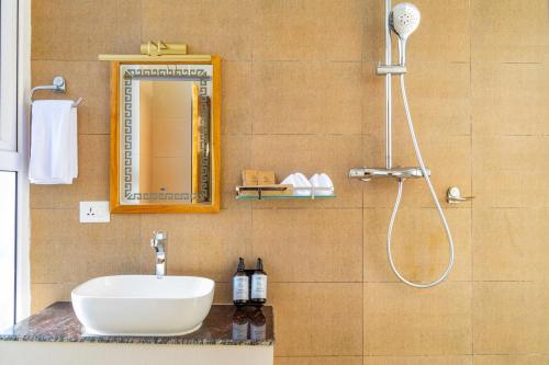 room detail thumbnail 2