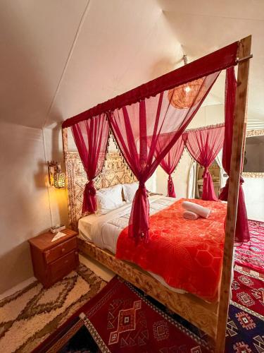 Bed, Super Luxury camp in Khamlia