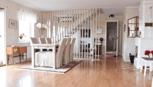 Villa Fridhem, lovely villa by the sea near Visby in 비블레