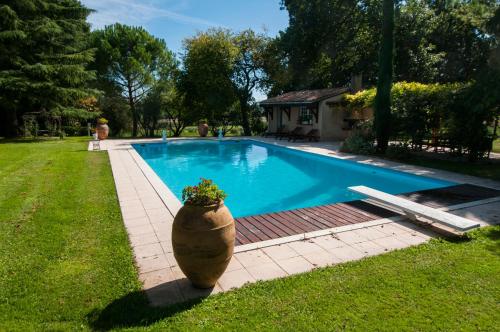 Peldbaseins, Luxury gite in Château Hostens-Picant vineyard (Luxury gite in Chateau Hostens-Picant vineyard) in Les Lèves-et-Thoumeyragues