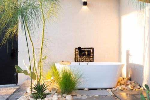 สวน, Portal Chalets With Private Pool - AlQirwan in อัล อาริด
