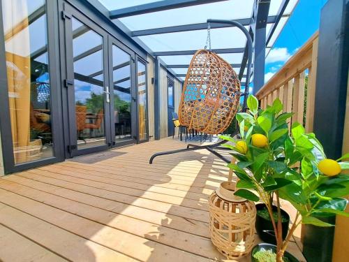 Luxe Chalet met Veranda en Tuin , nabij Zwembad VP006