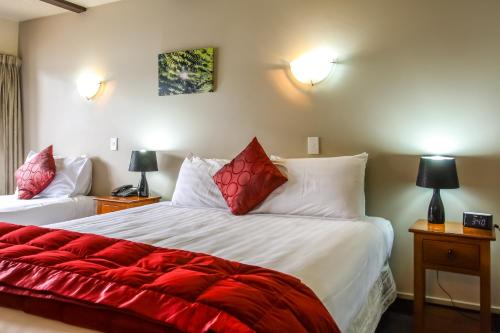 1 queen bed, 1 twin bed