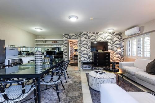 Clifton YOLO Spaces - Clifton Mansion Villa Apartment