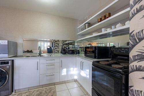 Clifton YOLO Spaces - Clifton Mansion Villa Apartment