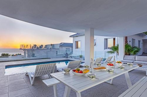 Clifton YOLO Spaces - Clifton Mansion Villa Apartment