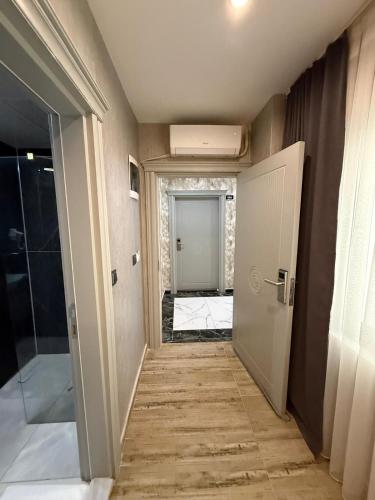 world say hotel near สนามบินวานเฟริตเมเลน