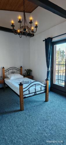2 queen beds, 4 twin beds
