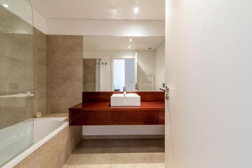 GuestReady - Alges Apt with Stunning Rooftop Pool GuestReady - Alges Apt with Stunning Rooftop Pool