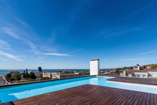 GuestReady - Alges Apt with Stunning Rooftop Pool GuestReady - Alges Apt with Stunning Rooftop Pool