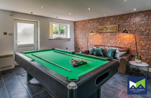 Spacious and Comfy 5 Bed, 2 Bath House with POOL TABLE, near Solihull, NEC & Bham Airport gîte à louer Spring Road Railway Station