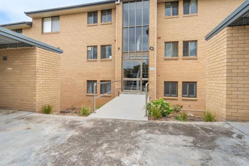 Spacious 2-Bed Unit with Garden in Mawson