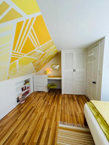 Groovy escape steps from the beach, a must sea! Groovy escape steps from the beach, a must sea!